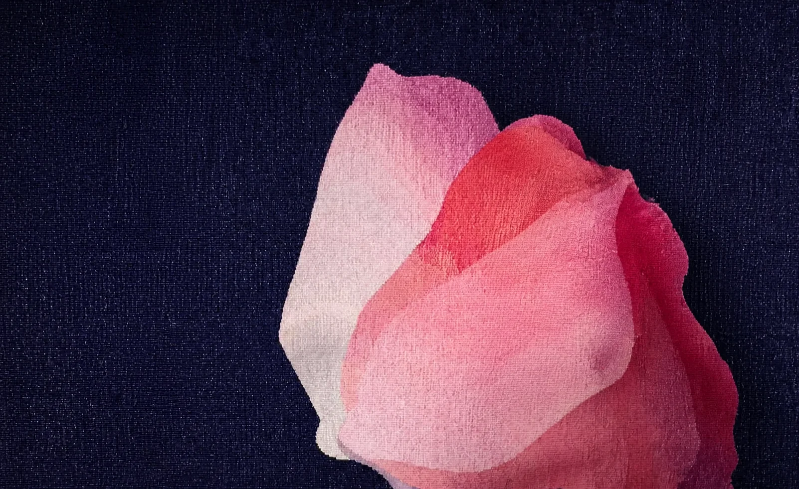 La Tapisserie 20e - composition textile abstraite rose et bleu nuit